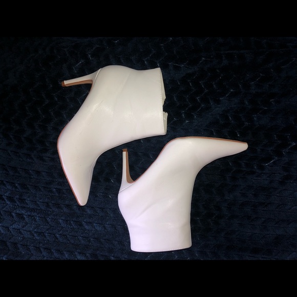White pointed booties - Picture 2 of 8